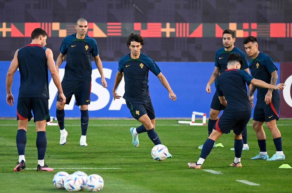 Penyerang Portugal Joao Felix (tengah) dan rekan setimnya berlatih di fasilitas latihan Al Shahaniya SC, Doha, Jumat (9/12/2022). Maroko akan melawan Portugal dalam pertandingan babak perempat final Piala Dunia Qatar. Sabtu (10/12/2022). 