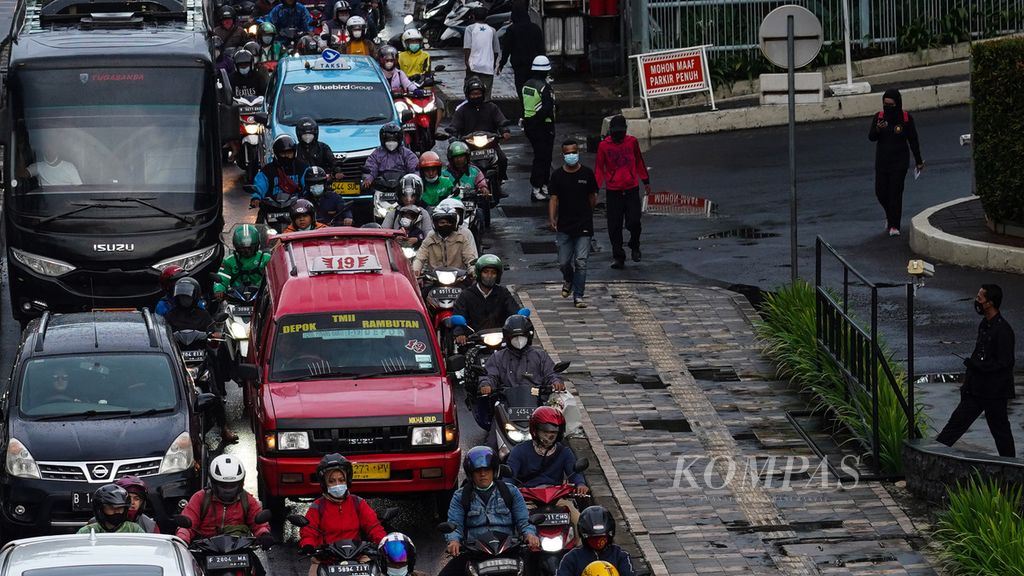 Suasana kepadatan lalu lintas di jalur lambat Jalan Margonda Raya, Kota Depok, Jawa Barat, Kamis (25/11/2021). 