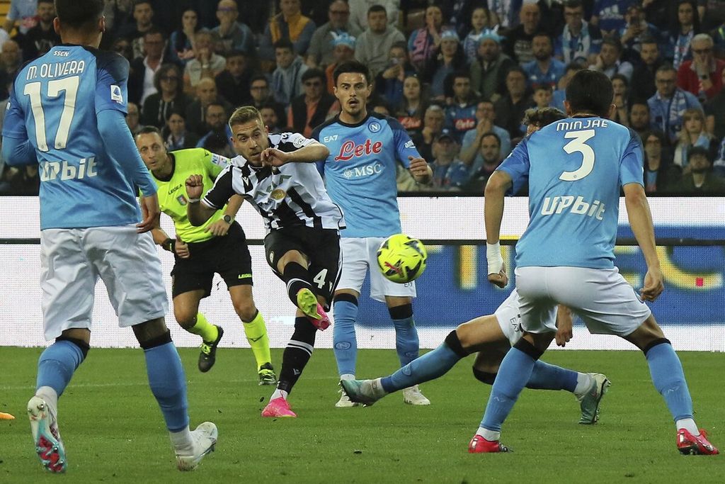 Pemain Udinese, Sandi Lovric, melepaskan tembakan untuk mencetak gol pembuka Udinese dalam pertandingan Serie A melawan Napoli di Dacia Arena, Udine, Italia, Jumat (5/52023) dinihari WIB. Pertandingan berakhir imbang 1-1 dan memastikan Napoli meraih gelar juara Seri A.