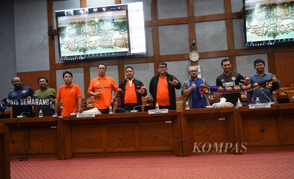 Perwakilan suporter klub sepak bola di Indonesia hadir di ruang rapat Komisi X DPR di Jakarta, Selasa (8/11/2022). Rapat dengar pendapat umum ini membahas masukan mengenai pengelolaan dan manajemen pertandingan sepak bola. 