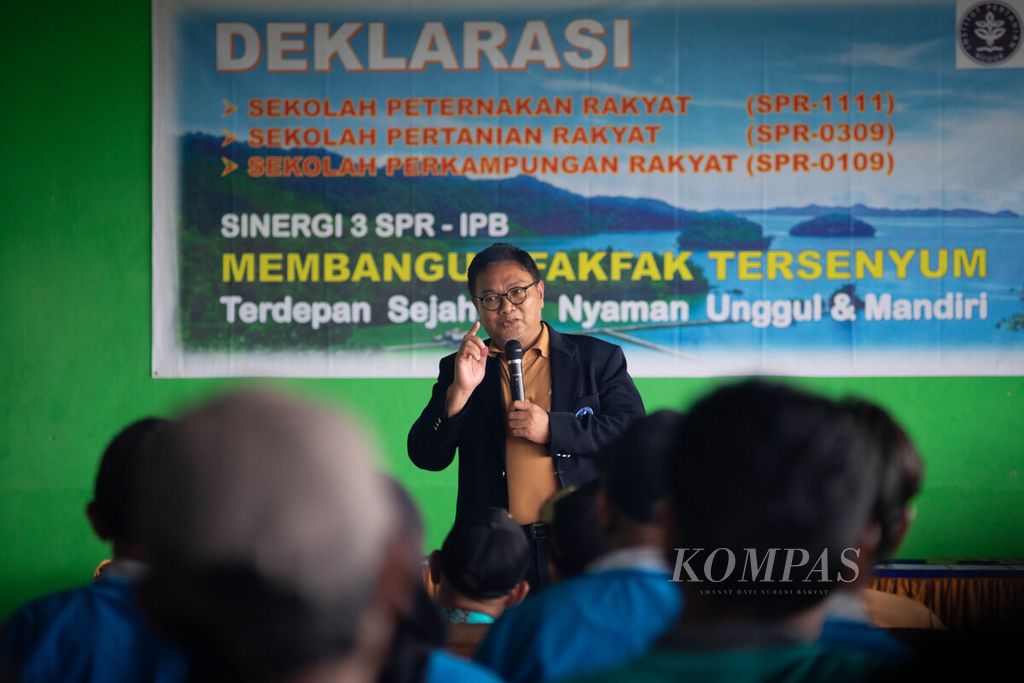 Guru Besar Fakultas Peternakan IPB University Muladno saat menghadiri deklarasi program Sekolah Peternakan Rakyat di Distrik Bomberay, Fakfak, Papua Barat, Kamis (22/6/2023).