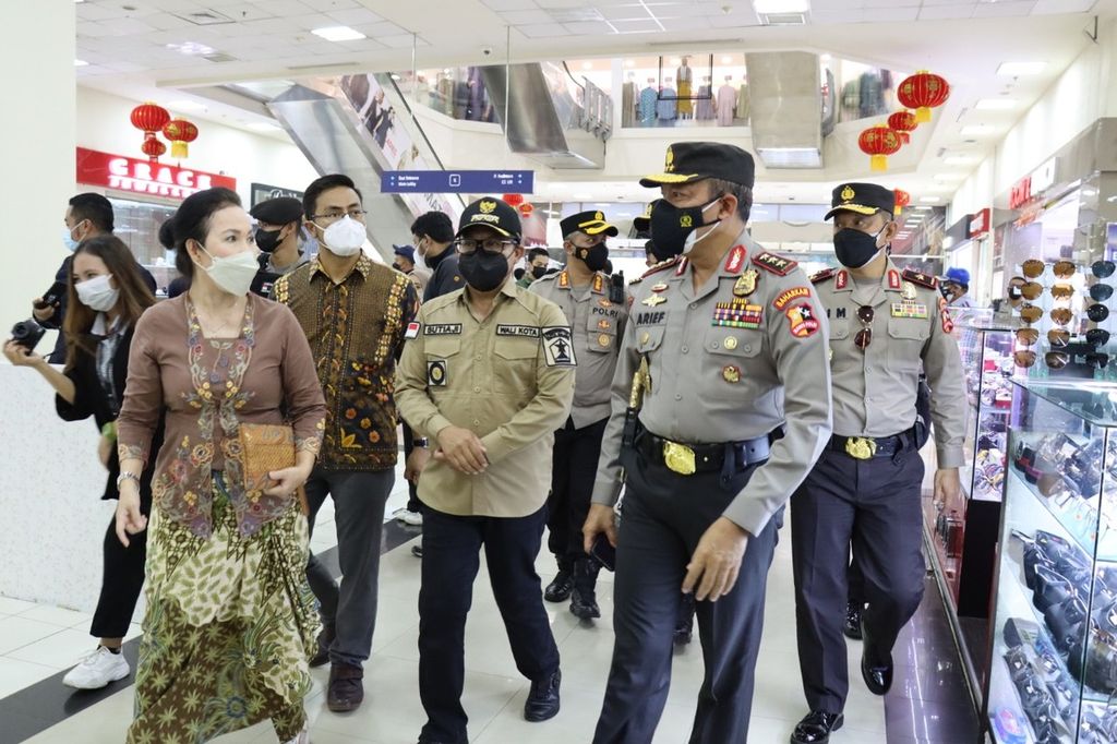 Kepala Badan Pemeliharaan Keamanan Polri Komisaris Jenderal Arief Sulistyanto, Jumat (11/2/2022), meninjau pelaksanaan PPKM mikro dan penerapan protokol kesehatan di sejumlah titik lokasi di Kota Malang, Jawa Timur. 