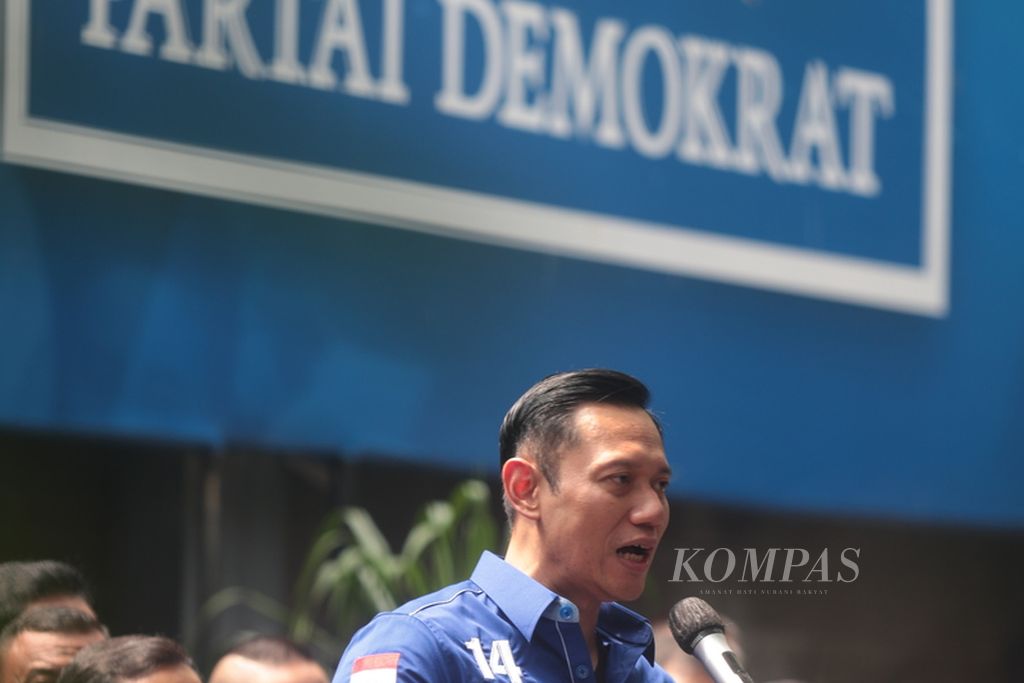 Ketua Umum Partai Demokrat Agus Harimurti Yudhoyono (AHY) memberikan keterangan pers di kantor DPP Partai Demokrat, Jakarta (11/8/2023). AHY memberikan pernyataan terkait putusan MA yang menolak Peninjauan Kembali  yang dilayangkan Kepala Staf Presiden Moeldoko. D