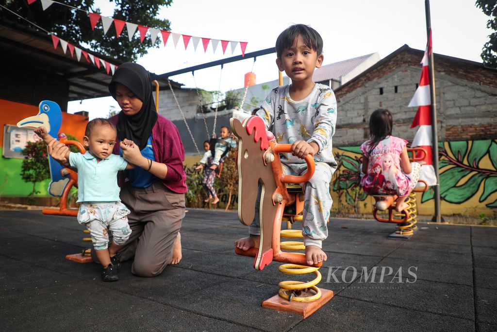 Anak-anak bermain di RPTRA Asoka, Jakarta Selatan, Oktober 2023.