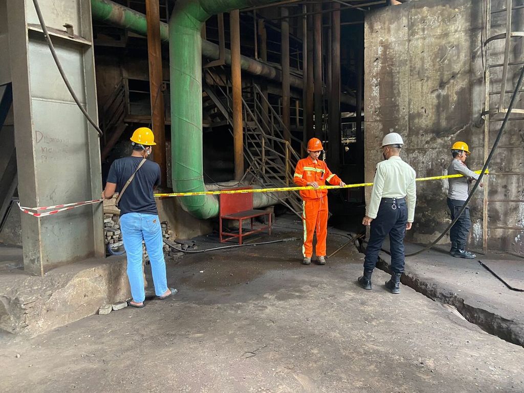 Aparat kepolisian melakukan penyelidikan penyebab kecelakaan di tungku PT ITSS, kawasan IMIP, Morowali, Sulawesi Tengah, yang menyebabkan dua pekerja terluka, Sabtu (15/6/2024). Kecelakaan ini berlokasi di tungku yang sama yang meledak pada Desember 2023.