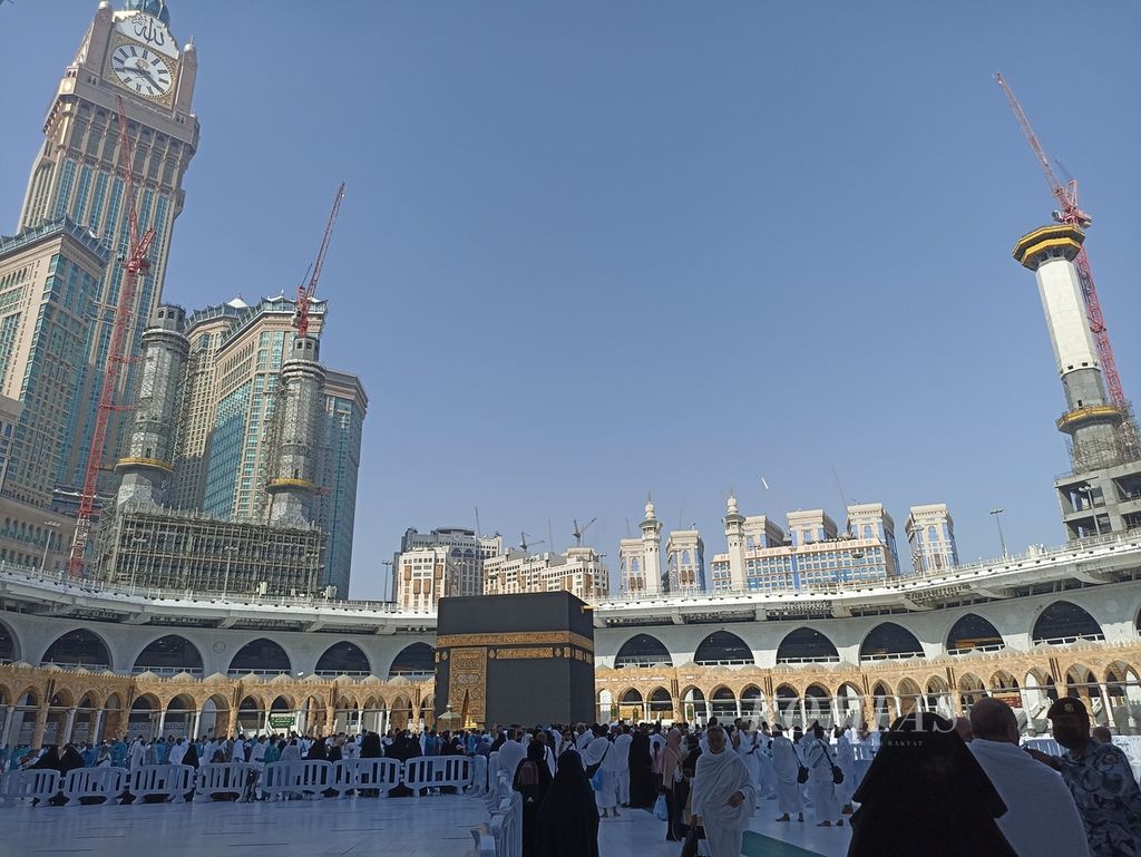 Jemaah sedang melakukan tawaf atau berdoa sambil mengelilingi Ka'bah di area Masjidil Haram, Mekkah, Arab Saudi, Jumat (10/6/2022]. Tawaf menjadi bagian dari amalan umrah yang juga dilakoni para jemaah sambil menunggu waktu haji.
