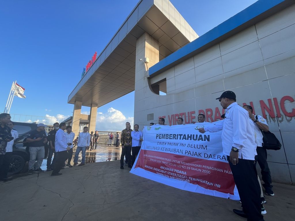 Didampingi tim Koordinasi, Supervisi, dan Pencegahan KPK, Pemerintah Kabupaten Konawe dan Pemerintah Provinsi Sulawesi Tenggara memasang plang tunggakan pajak di depan kantor PT Virtue Dragon Nickel Industry (VDNI) di Morosi, Konawe, Sultra, Rabu (7/6/2023). Perusahaan penanaman modal asing asal China ini menunggak pajak air permukaan dan pajak penerangan jalan senilai Rp 74 miliar.