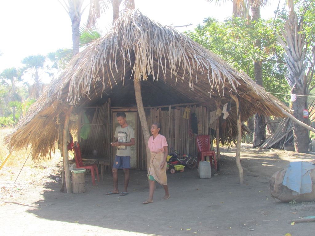 Jumlah warga miskin di NTT pada periode Maret 2019 sebanyak 1,3 juta jiwa, menempati nomor urut ketiga nasional. Gambar ini adalah salah satu keluarga miskin di Desa Ponu, Kabupaten Timor Tengah Utara, NTT. Mereka butuh perhatian pemda setempat.