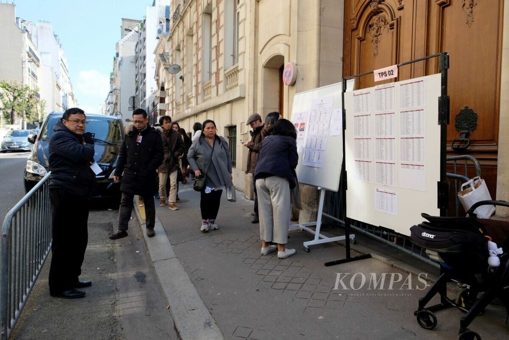 WNI menggunakan hak suaranya dalam pemilu di KBRI Paris, Perancis, Sabtu (13/4/2019). Berdasarkan catatan pelaksana pemilu luar negeri KBRI Paris, terdapat 2.292 daftar pemilih tetap yang sudah teraftar dengan 153 daftar pemilih tambahan dan 101 daftar pemilih khusus.