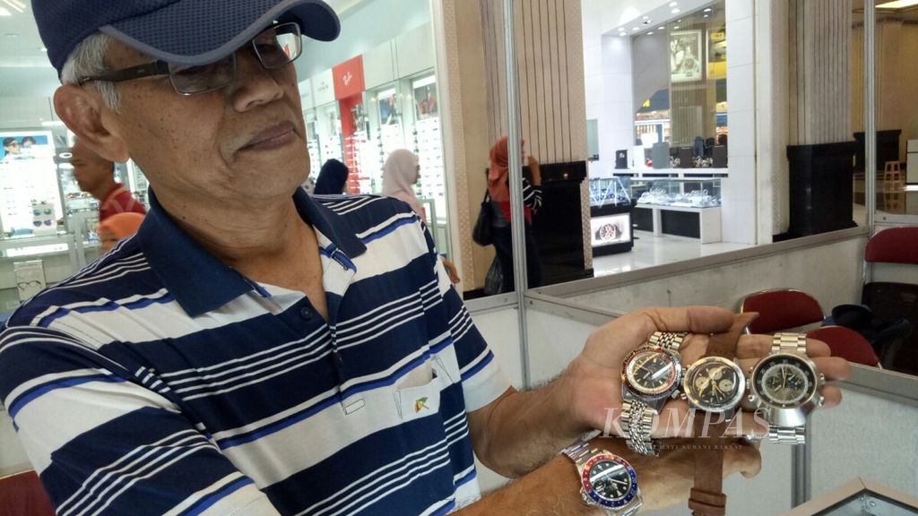 Kolektor arloji<i> fashion</i> dari Jakarta, Djoko Joewono, menunjukkan jam tangan koleksinya, 6 Agustus 2018.