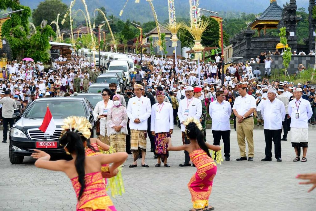 Presiden Joko Widodo dan Nyonya Iriana disambut tarian saat tiba di kawasan Pura Agung Puri Besakih, Bali, Senin (13/3/2023). 