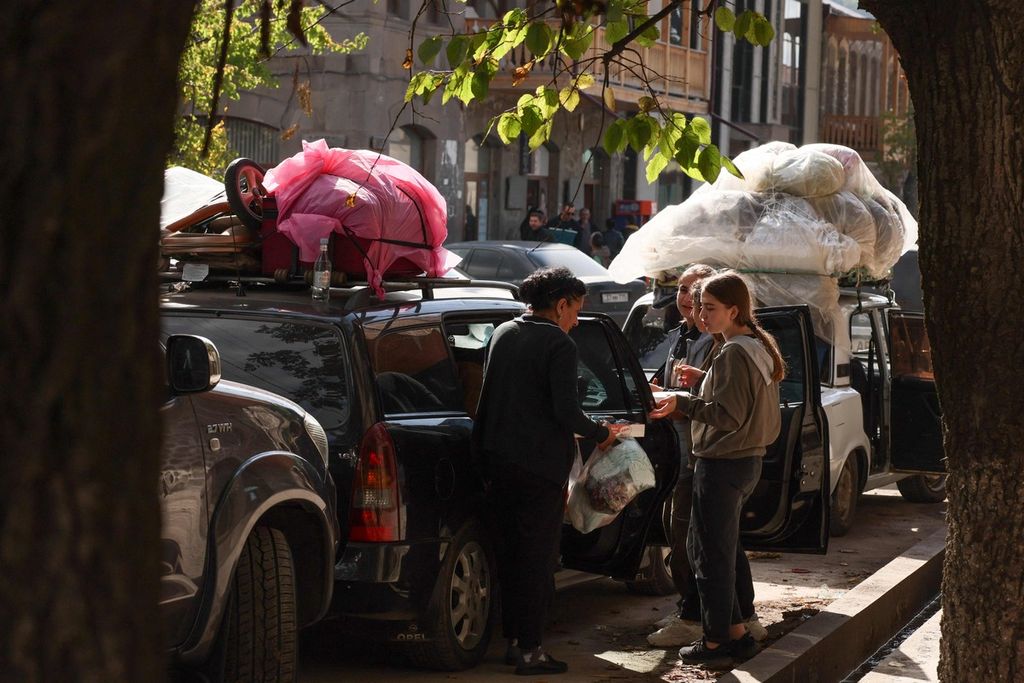 Para pengungsi dari Nagorno-Karabakh berdiri di dekat kendaraan mereka di Goris, Armenia, Rabu (27/9/2023). 