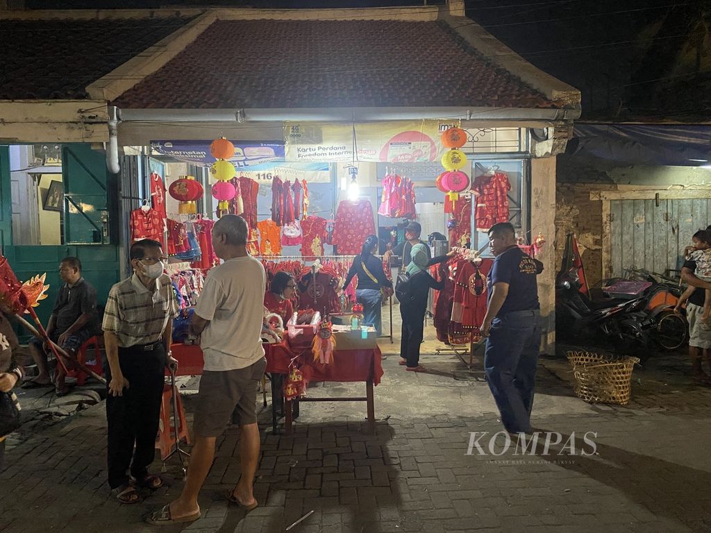 Suasana salah satu lapak pedagang di Pasar Imlek Semawis di Jalan Gang Baru, Kelurahan Kranggan, Kecamatan Semarang Tengah, Kota Semarang, Jawa Tengah, Jumat (20/1/2023). Dalam kegiatan yang digelar hingga Minggu (22/1/2023) tersebut, ratusan pedagang menjajakan dagangannya. Selain perlengkapan perayaan Imlek, para pedagang di wilayah itu juga menjual berbagai jajanan khas lintas entis, bahkan lintas negara. 