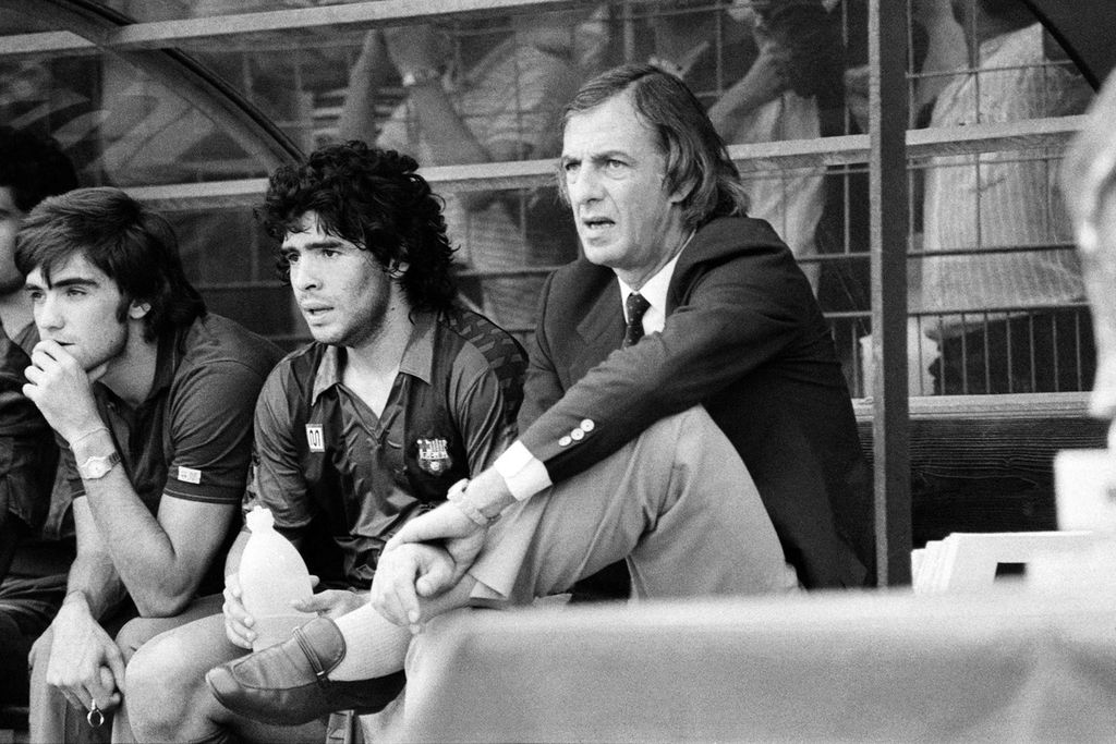 A photo archive displays FC Barcelona players, Diego Maradona, and FC Barcelona coach Cesar Luis Menotti (right) during an international soccer tournament between FC Barcelona and FC Girondins de Bordeaux, in Bordeaux, France, on August 28, 1983. The Argentine Football Federation announced that Menotti passed away at the age of 85 on Monday (6/5/2024) morning, WIB.