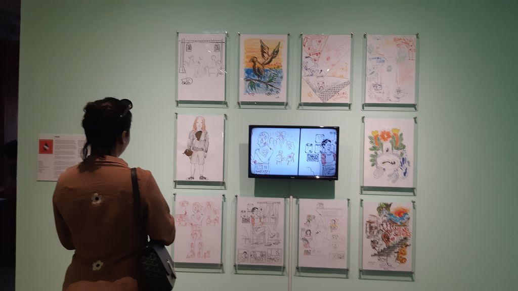 Pengunjung menikmati instalasi gambar dengan metode <i>body mapping</i> yang dikenalkan Jogja Disability Arts (JDA), Kamis (15/8/2024). Karya ini ditampilkan  dalam pameran ”Warna-warna Volume II: Pusparagam Seni Disabilitas” di Galeri Dialogue, Kemang, Jakarta, 14 Agustus sampai 13 Oktober 2024.