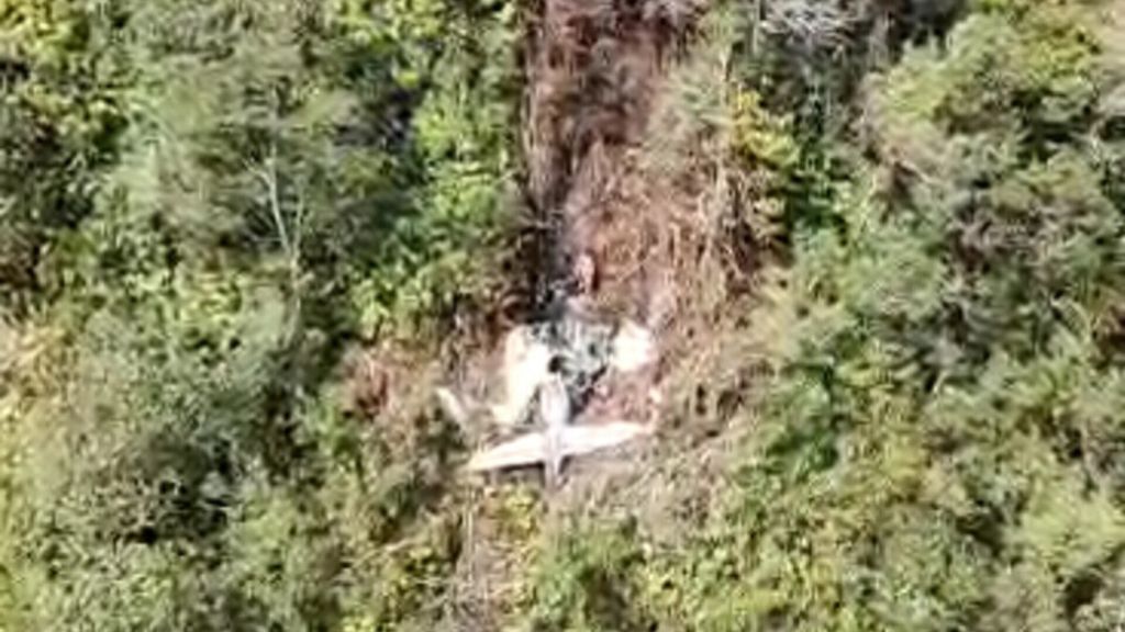 Lokasi jatuhnya pesawat SAM Air PK-SMW berhasil difoto dari udara oleh tim SAR gabungan di Distrik Welarek, Kabupaten Yalimo, Papua Pegunungan, Selasa (27/6/2023).