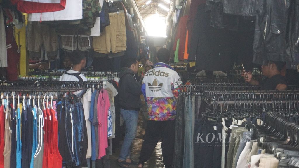 Suasana los pakaian impor bekas di Pasar Notoharjo, Kota Surakarta, Selasa (7/6/2022). Pasar tersebut menjadi pusat perburuan pakaian bekas bermerek karena harganya terjangkau. 