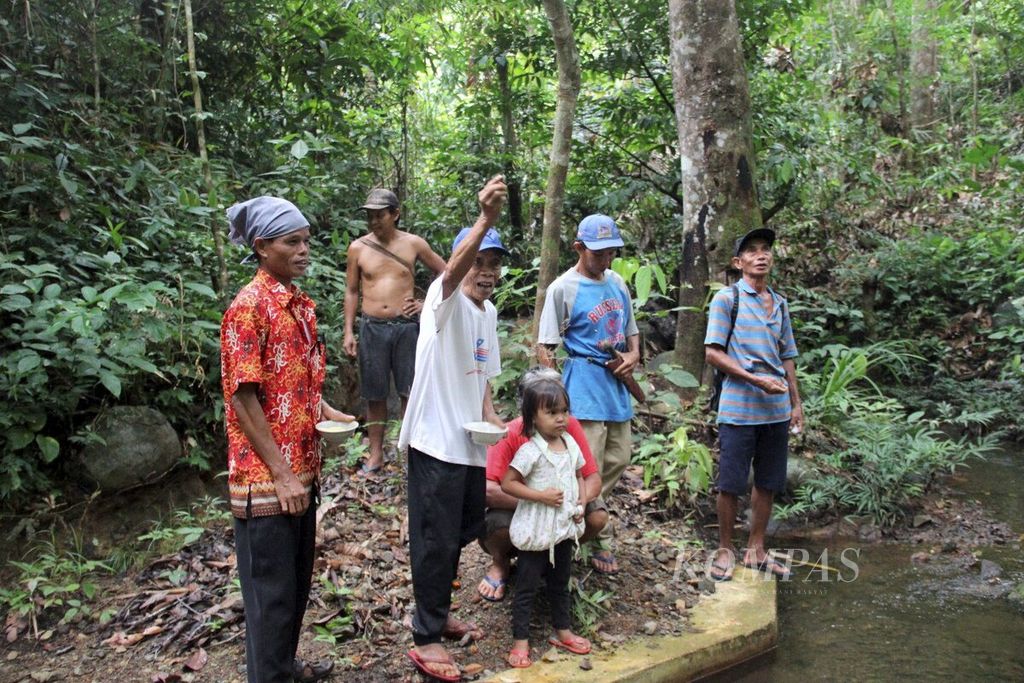 Masyarakat Desa Tae, Kecamatan Balai Batang Tarang, Kabupaen Sanggau, Kalimantan Barat masih menjaga kearifan lokal dalam menjaga alam. Tampak salah satu pemuka adat sedang menebar beras kuning agar pengunjung selamat saat melintasi hutan dan sebagai bentuk hidup selaras dengan alam.