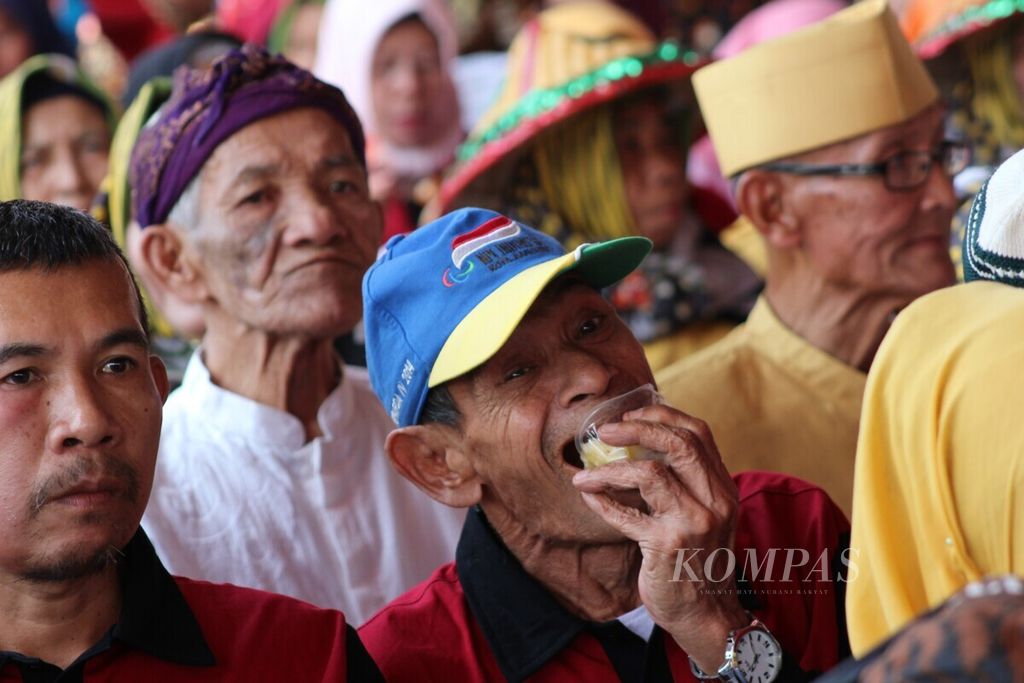 Warga lansia menghadiri peringatan Hari Lanjut Usia Nasional di Monumen Perjuangan Rakyat Jawa Barat, Kota Bandung, Jawa Barat, Rabu (10/7/2019). 