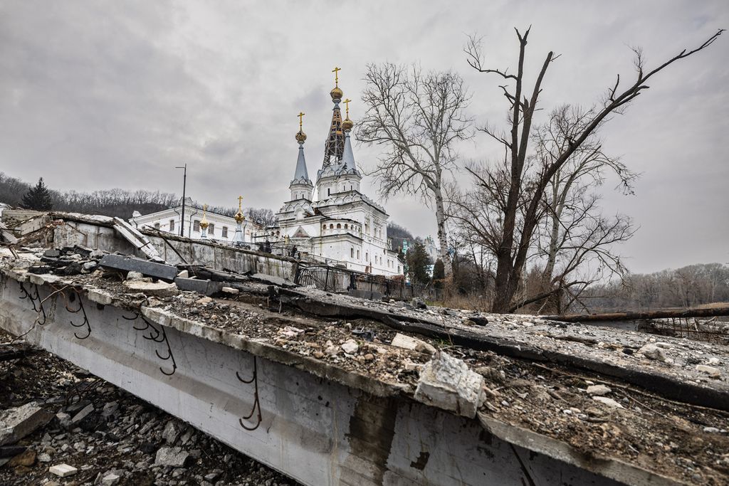 Biara Gua Sviatohirsk, biara Kristen Ortodoks, yang sebagian rusak akibat serangan Rusia ke kota Sviatohirsk, Donetsk, Ukraina, Minggu (25/12/2022). 