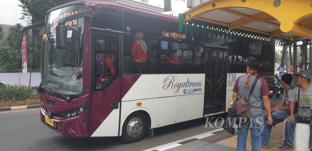 Bus Royaltrans yang disediakan PT Transjakarta.