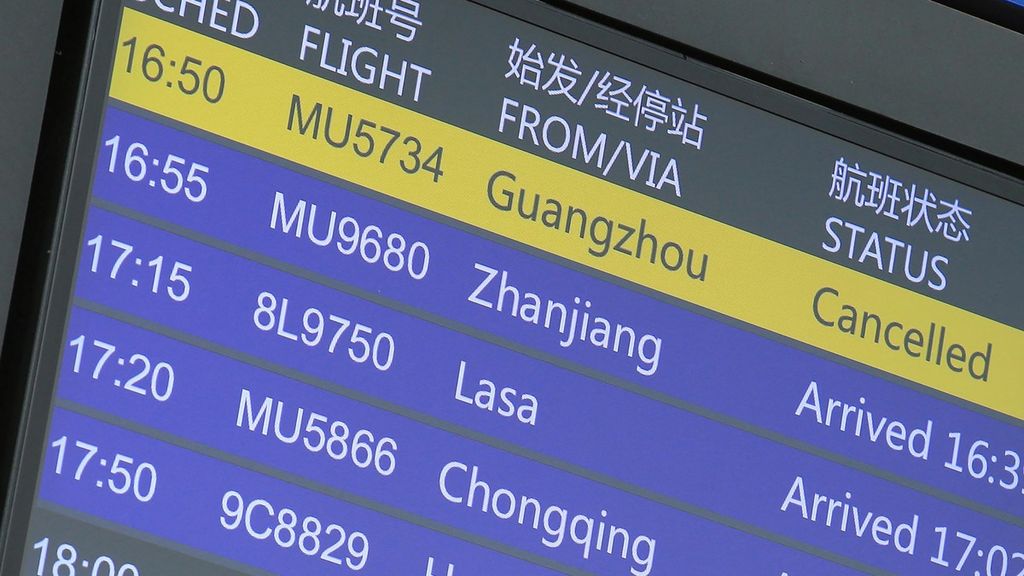 Papan informasi penerbangan menunjukkan penerbangan China Eastern Airlines yang dibatalkan (kiri atas) di Bandara Internasional Kunming Changshui di Provinsi Yunnan pada 21 Maret 2022, setelah penerbangan China Eastern lainnya, MU5735, yang terbang dari Kunming ke pusat selatan Guangzhou jatuh di barat daya China. 