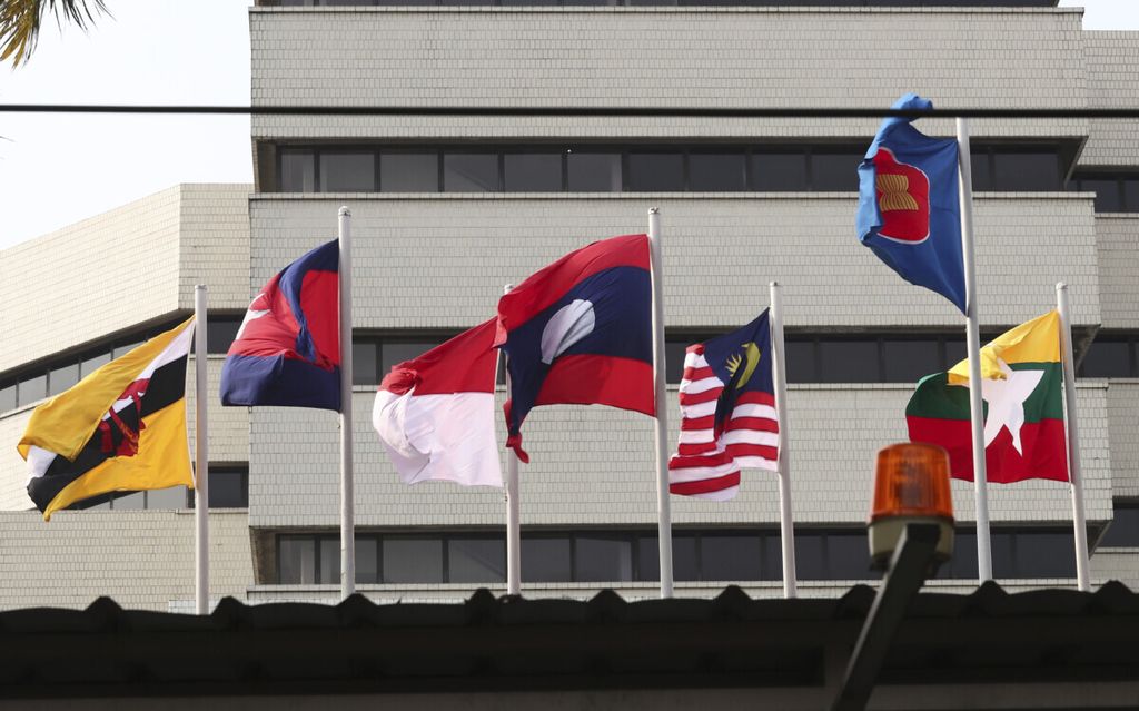 Bendera negara-negara anggota berkibar di Sekretariat ASEAN di Jakarta, Indonesia, Kamis (22/4/2021). Para pemimpin 10 negara anggota ASEAN bertemu pada Sabtu (24/4/2021) di Jakarta untuk mempertimbangkan rencana resolusi damai atas konflik yang telah menghancurkan Myanmar pascakudeta militer pada Februari 2021.
