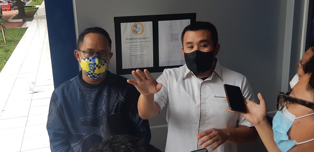 Akbar Rais (kanan) dan Mochamad Chandra Kurniawan mendatangi kantor Direktorat Lalu Lintas Polda Metro Jaya di Jakarta, Senin (24/1/2022). Mereka menjelaskan perihal peneguran polisi terhadap kegiatan konvoi mobil yang mereka lakukan di Jalan Tol Antasari-Depok sehari sebelumnya.