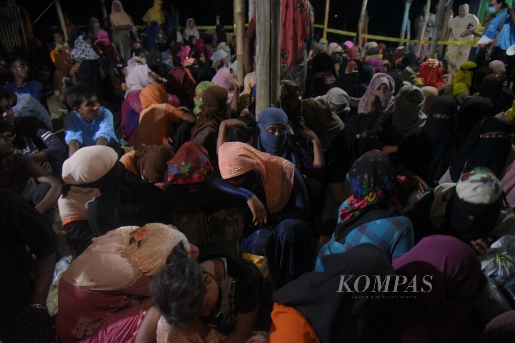 Imigran Rohingya yang terdampar di Lhokseumawe, Aceh, Senin (7/9/2020), ditampung sementara di Gedung Balai Latihan Kerja Kota Lhokseumawe. 