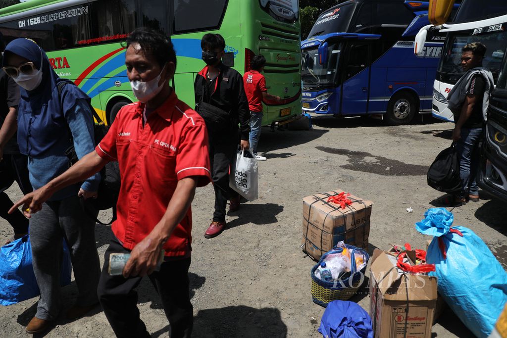 Calon penumpang bus menuju bus yang akan membawa mereka ke kampung halaman di Terminal Bus Pondok Pinang, Jakarta, Minggu (24/4/2022). Arus mudik Lebaran mulai terasa. Kepadatan arus mudik diperkirakan mencapai puncaknya pada 28-30 April 2022. 