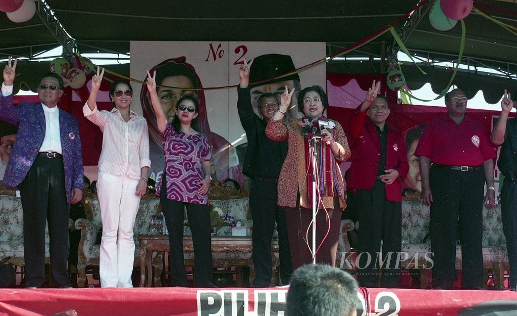 Ketua Umum PDIP Megawati Soekarnoputri berorasi dalam kampanye Pilpres 2004 di NTT (18/06/2004).