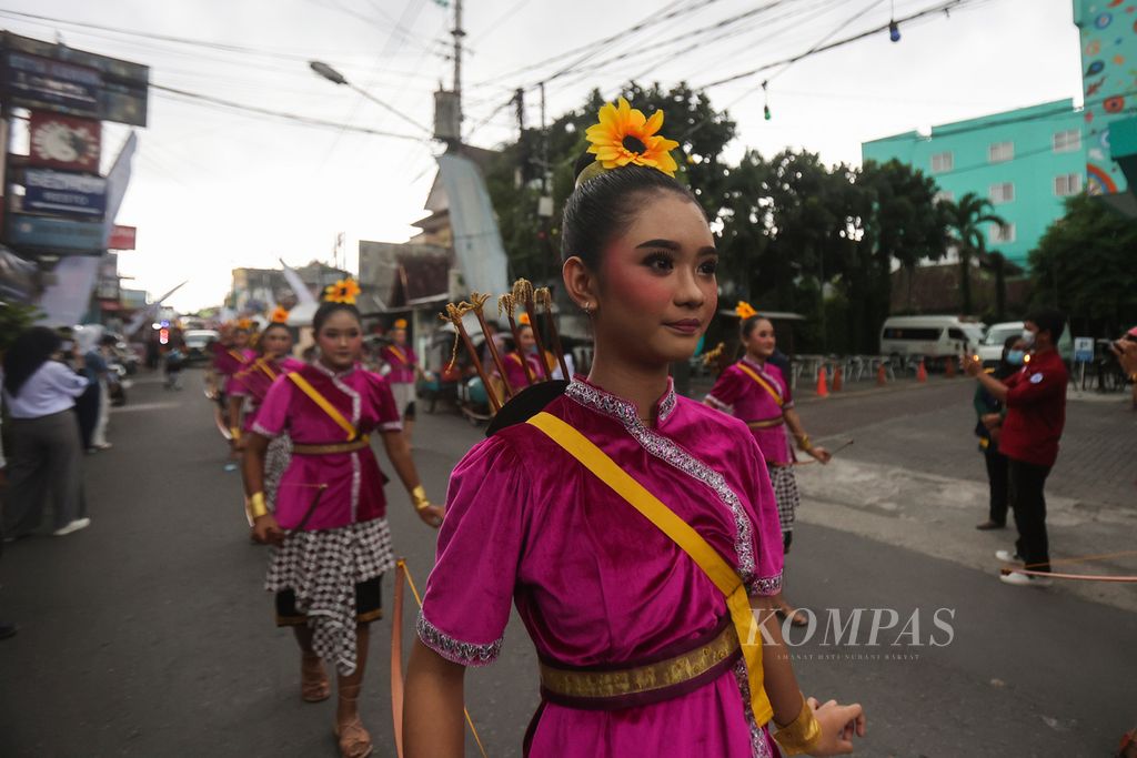 Warga menggunakan bermacam kostum unik saat mengikuti kirab ruwahan dalam Sarkemfest atau Festival Sarkem 2024 di Jalan Sosrowijayan, Kelurahan Sosromenduran, Yogyakarta, Jumat (1/3/2024). 
