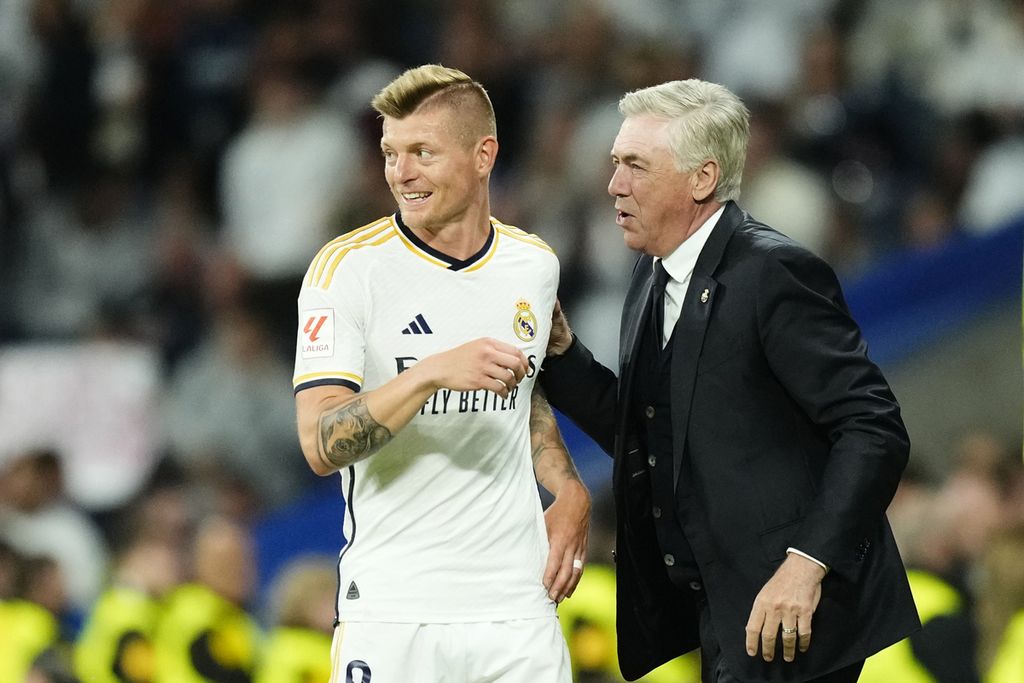 Pelatih Real Madrid Carlo Ancelotti (kanan) dan gelandang Toni Kroos di tengah laga Liga Spanyol, antara Real Madrid melawan Deportivo Alaves di Stadion Santiago Bernabeu, Madrid, Spanyol, pertengahan Mei 2024.