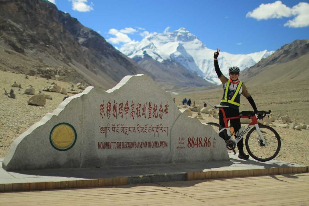 Pesepeda asal Indonesia yang tengah melakukan perjalanan Jakarta-Paris, Royke Lumoawa, telah tiba di Base Camp Everest.
