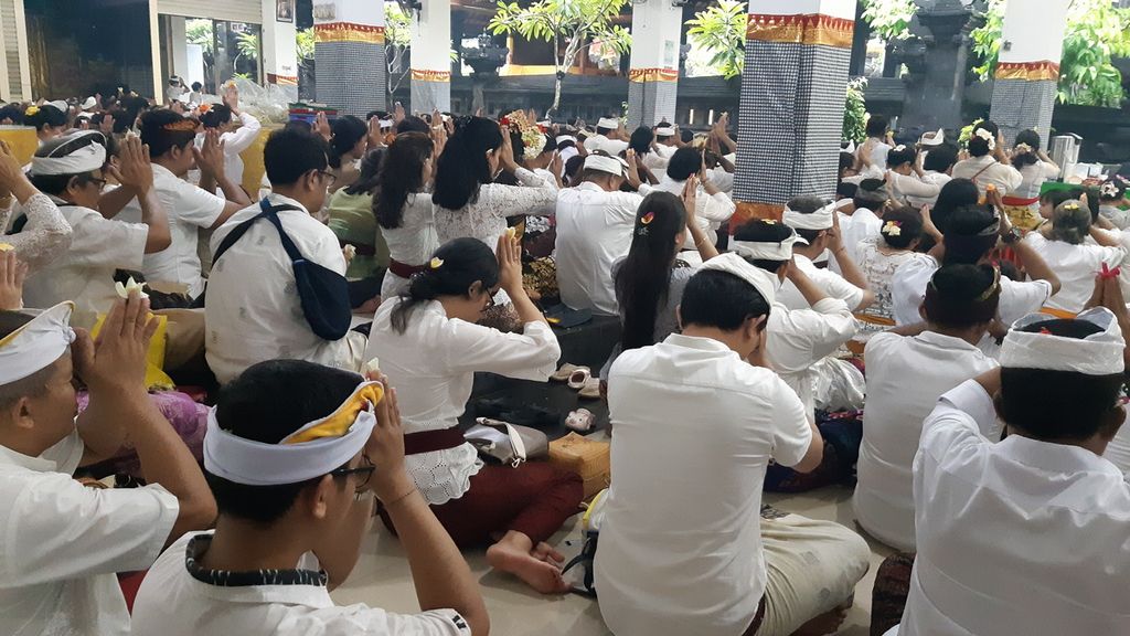 Umat Hindu melakukan ibadah Tawur menyambut hari raya Nyepi di Pura Parahyangan Jagat Bumi, Tangerang Selatan, Banten, Minggu (10/3/2024).