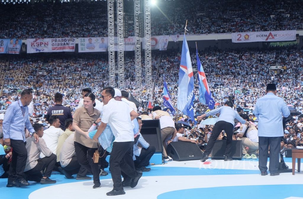 Calon presiden nomor urut 2, Prabowo Subianto, saat menyampaikan pidato politik dalam rangka kampanye akbar Prabowo Subianto-Gibran Rakabuming Raka bertajuk ”Pesta Rakyat untuk Indonesia Maju” di Stadion Utama Gelora Bung Karno, Jakarta, Sabtu (10/2/2024). Saat Prabowo berpidato, sejumlah pendukung pingsan dan dibawa ke belakang panggung.