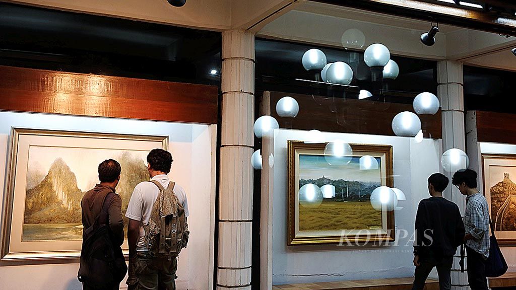 Pengunjung melihat lukisan pemandangan alam karya perupa Nisan Kristiyanto dalam pameran lukisan Partitur dan Pemandangan Alam yang (Tidak) Biasa di Bentara Budaya Jakarta, Kamis (18/5). Pameran berlangsung hingga 28 Mei 2017.