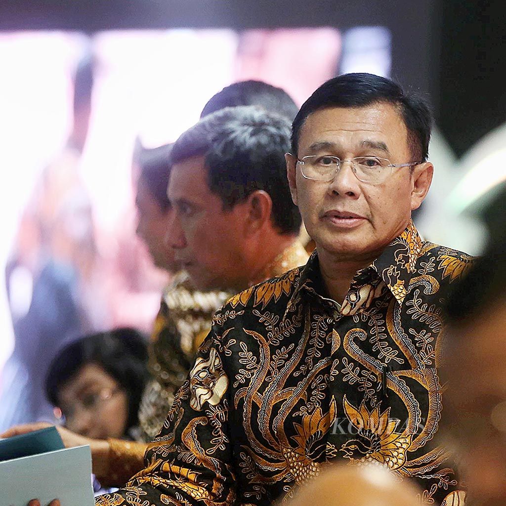 Direktur Utama PT Bank Negara Indonesia (Persero) Tbk Achmad Baiquni (kanan), wakil direktur utama, dan para direktur seusai konferensi pers rapat umum pemegang saham  (RUPS) tahunan di Jakarta, Kamis (16/3). RUPS menyetujui pembagian dividen  Rp 3,96 triliun kepada pemegang saham.