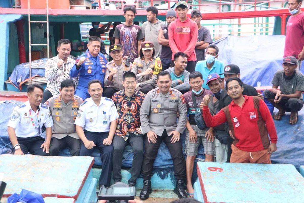 Foto bersama nelayan dengan penyelenggara kegiatan <i>basic safety training </i>(BST) Kapal Layar Motor (KPL) oleh Direktorat Polisi Air dan Utara (Polairud), yakni Polda Metro Jaya dan Balai Pendidikan dan Pelatihan Ilmu Pelayaran (BP2IP) Tangerang, di Jakarta Utara, Senin (10/10/2022).