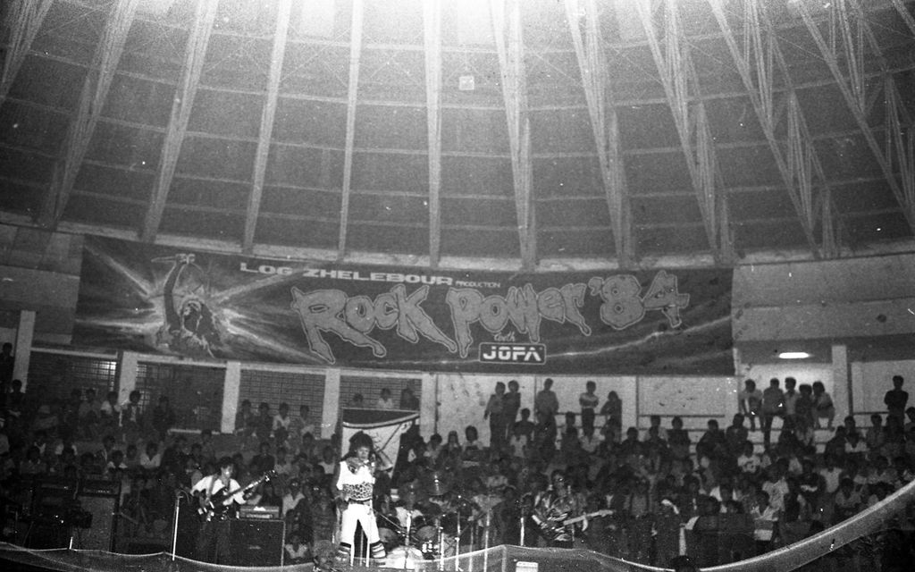 Gempuran drum Syech Abidin seolah mengguncang kelu, dalam Rock Power \'84 di Sport Hall Pulosari Malang, 12-13 Agustus. Festival kali ini, catatan pertama sukses gebrakan rock di Malang. (Kompas, 19 Agustuis 1984 hal 7)