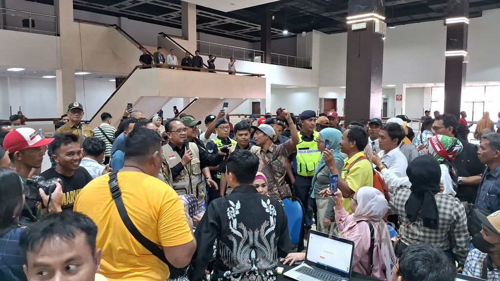 Puluhan pemilih yang tidak terdaftar dalam daftar pemilih tetap merangsek ke tempat pemungutan suara karena diminta menunggu hingga pukul 17.00 untuk menyalurkan suaranya saat pemungutan suara ulang di Kuala Lumpur, Malaysia, Minggu (10/3/2024).