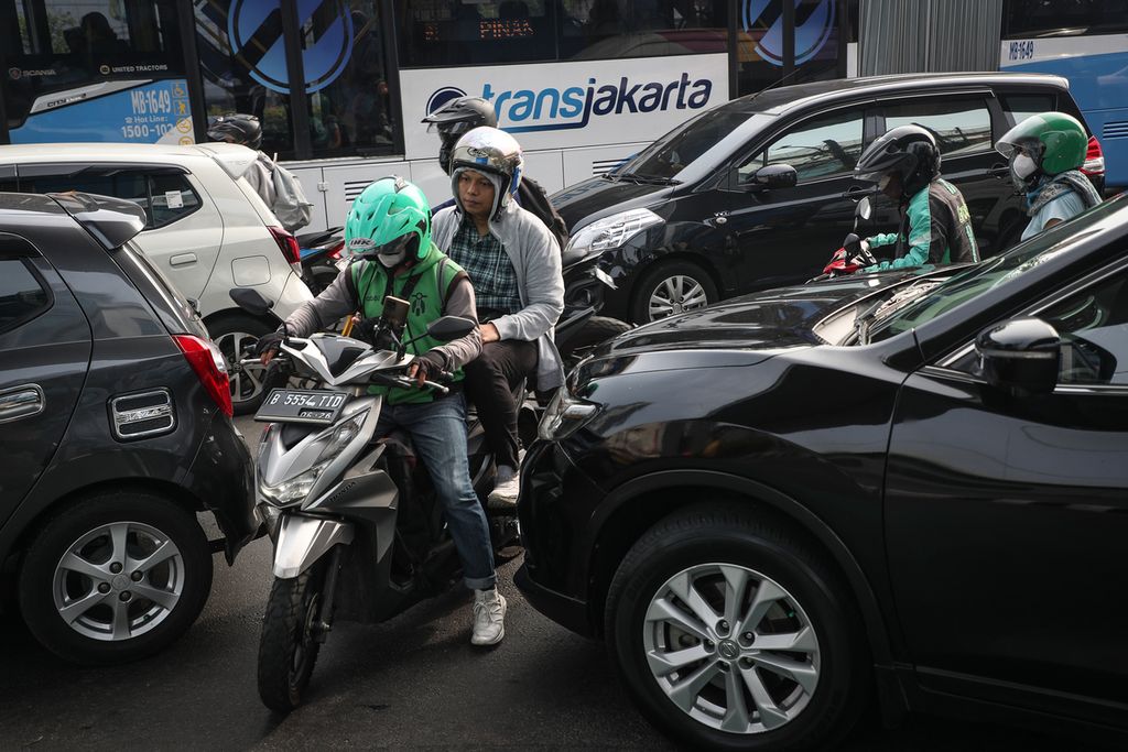Pengendara sepeda motor mencari celah di tengah kepadatan lalu lintas di kawasan Pancoran, Jakarta Selatan, Selasa (2/5/2023). 