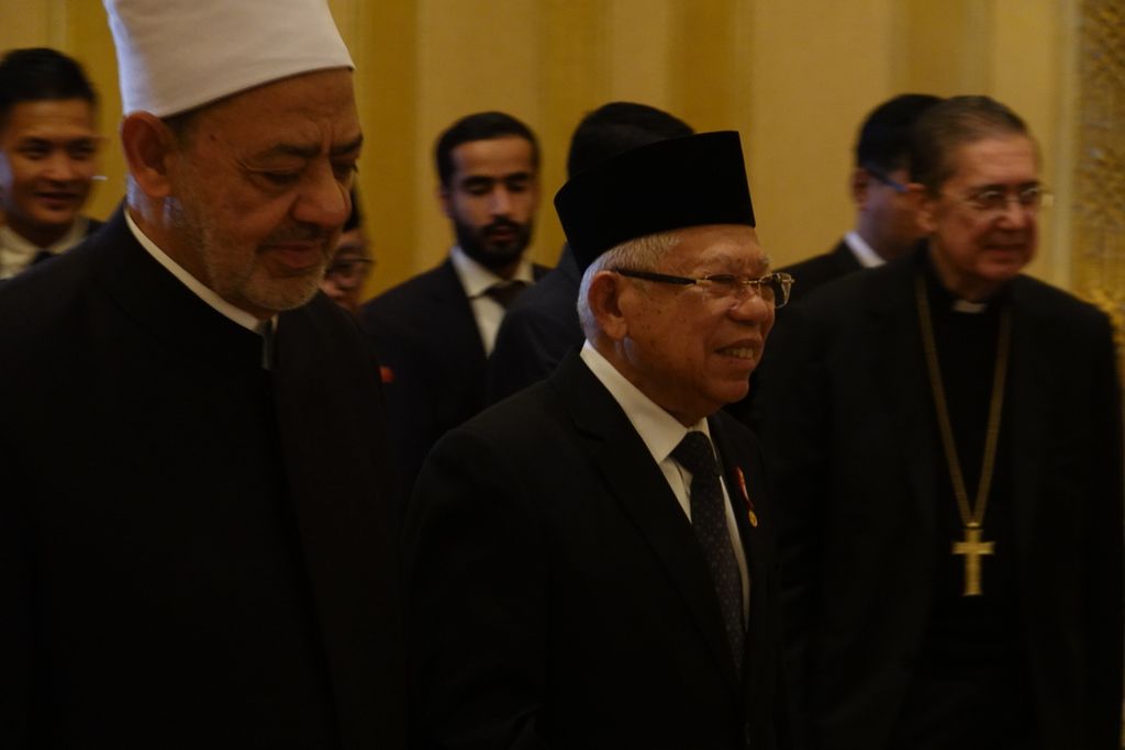 Wakil Presiden Ma'ruf Amin bertemu dengan Imam Besar Al-Azhar Ahmed Al-Tayeb (kiri) di Hotel Emirates Palace, Abu Dhabi, UEA, Senin (5/2/2024). Wapres mengingatkan tentang perlunya kesatuan suara penyelesaian secara adil konflik di Gaza. Eskalasi konflik antara Palestina dan Israel masih memanas.