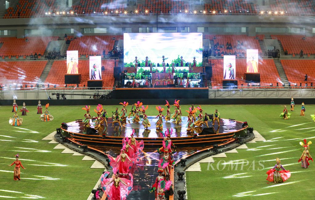 Penampilan tari kolosal oleh 150 penari pada puncak perayaan hari ulang tahun (HUT) ke 495 DKI Jakarta di Jakarta International Stadium (JIS), Jakarta Utara, Sabtu (25/6/2022) malam. 