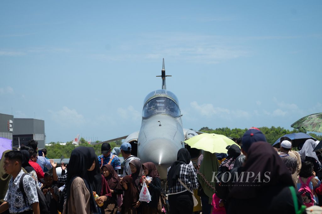 Pengunjung ramai melihat pesawat Hawk 109/209 dari Skuadron Udara 1 Elang Khatulistiwa, Pontianak, saat static show di Pangkalan Udara Hang Nadim, Batam, Kepulauan Riau, Kamis (29/2/2024).
