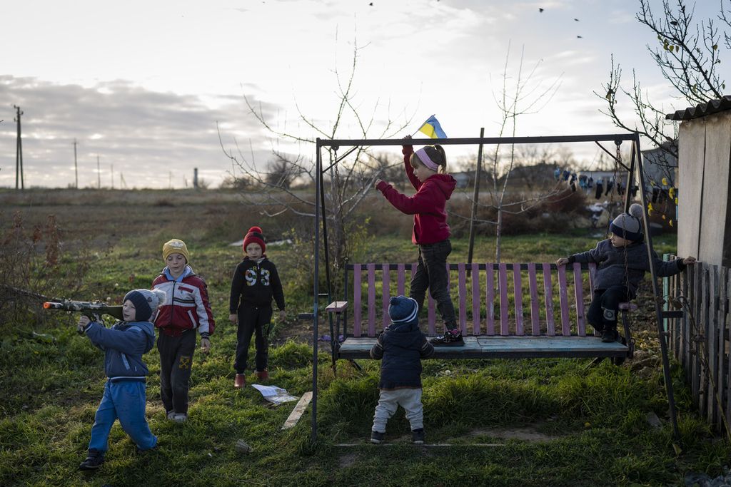 Sejumlah anak bermain di sebuah taman bermain di Desa Kyselivka, Kherson, 15 November 2022.  Sebagian wilayah provinsi di sisi selatan Ukraina itu masih dikendalikan Rusia. 