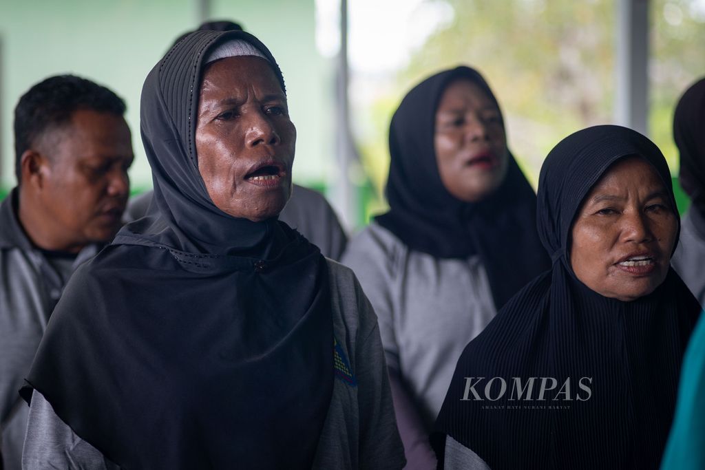 Calon siswa Sekolah Peternakan Rakyat (SPR) dari Distrik Kokas menghadiri deklarasi program SPR di Distrik Bomberay, Fakfak, Papua Barat, Kamis (22/6/2023). Program itu dikelola oleh IPB University.