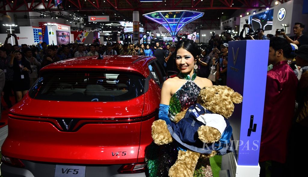 Suasana peluncuran VinFast mobil produksi nasional Vietnam untuk pasar Indonesia di ajang Indonesia International Motor Show (IIMS) 2024 di JI Expo Kemayoran, jakarta, Kamis (15/2/2024). 