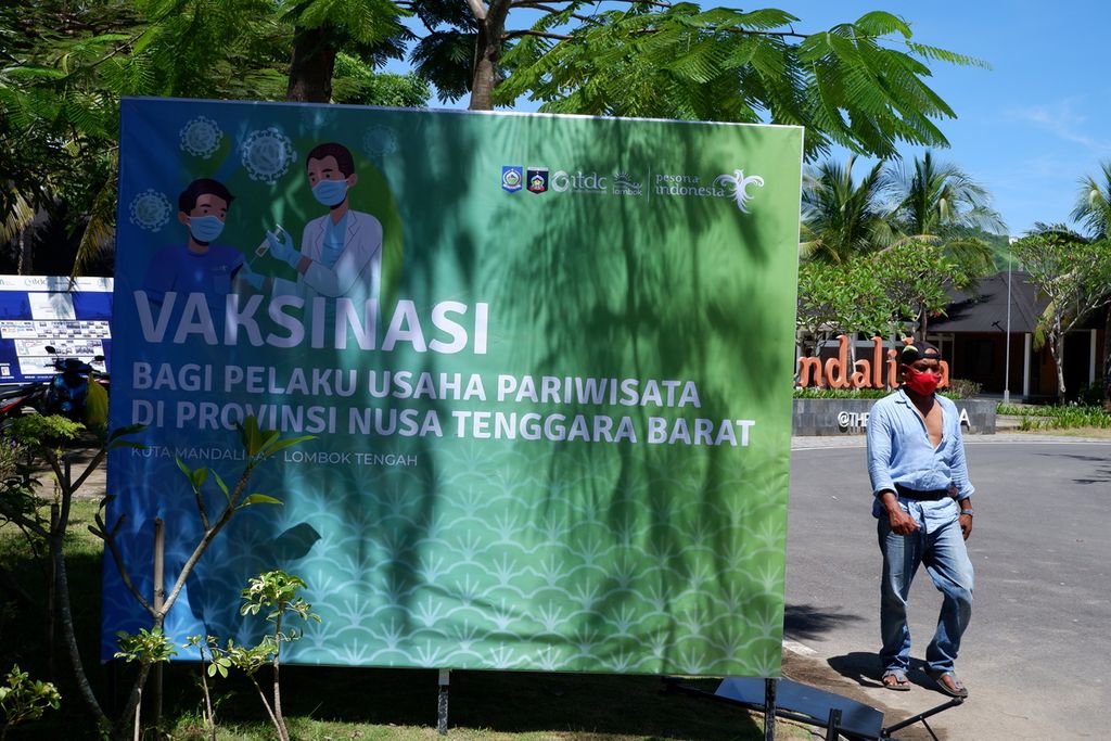 Seorang calon penerima berjalan menuju lokasi vaksinasi bagi pelaku pariwisata di kawasan Mandalika, Kuta, Pujut, Lombok Tengah, Nusa Tenggara Barat, Selasa (30/3/2021). Vaksinasi bagi pelaku pariwisata ditambah kedisiplinan menerapkan protokol kesehatan diharapkan bisa ikut menggairahkan kembali kegiatan pariwisata di kawasan itu yang lesu akibat merebaknya Covid-19.