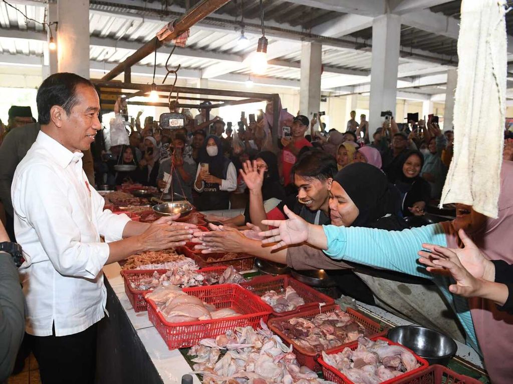  Presiden Joko Widodo mengunjungi Pasar Kelapa, Kota Cilegon, dalam kunjungan kerjanya ke Banten, Selasa (11/4/2023). Kedatangan Kepala Negara ke Pasar Kelapa untuk mengecek harga kebutuhan pokok sekaligus menyerahkan sejumlah bantuan sosial bagi para pedagang di pasar tersebut.
